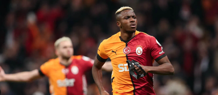 A soccer player in a red and yellow Galatasaray jersey runs on the field during a match, reminiscent of Napoli's Osimhen sprinting past defenders.
