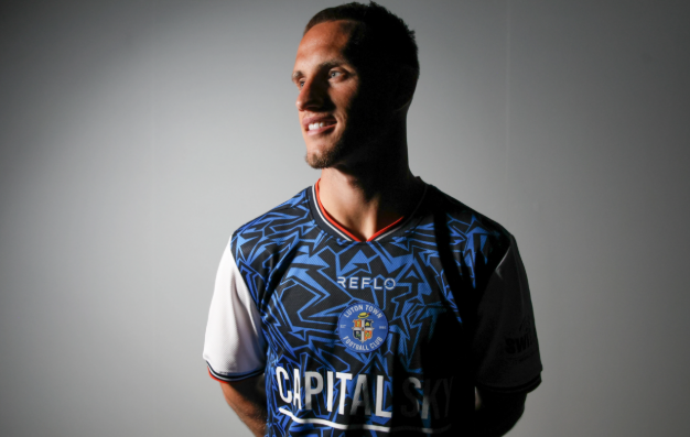 Forward Jerry Yates Chooses Luton Town Over Championship Rivals in Swansea City Exit