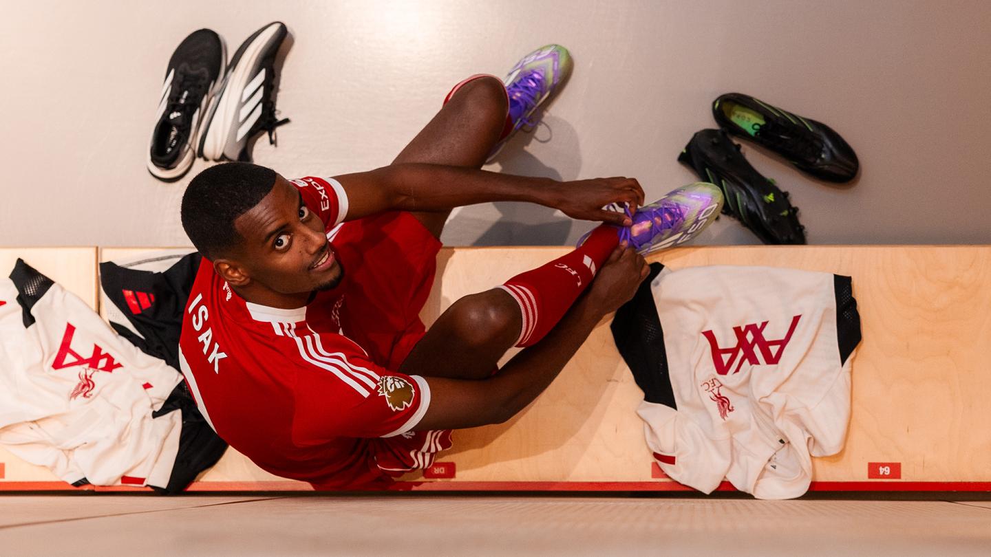 Alexander Isak signing Liverpool contract at AXA Training Centre in 2025
