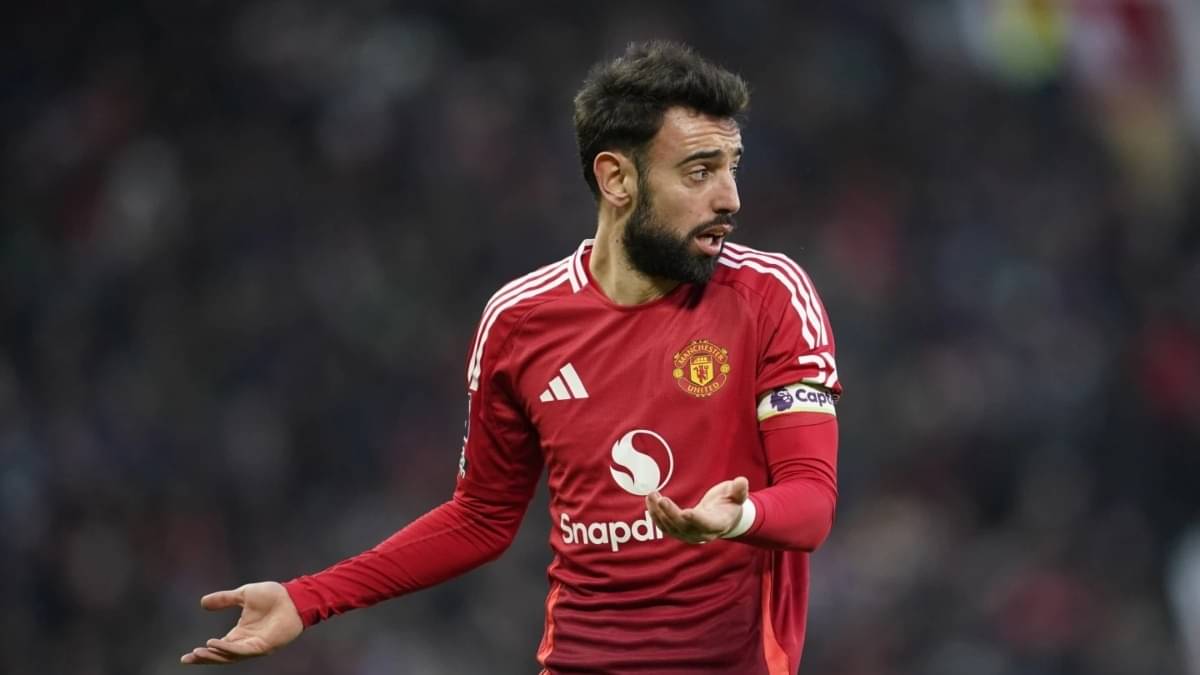 Bruno Fernandes in Manchester United kit during football match 2025
