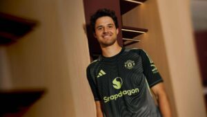Official Manchester United signing photo of goalkeeper Senne Lammens in club kit