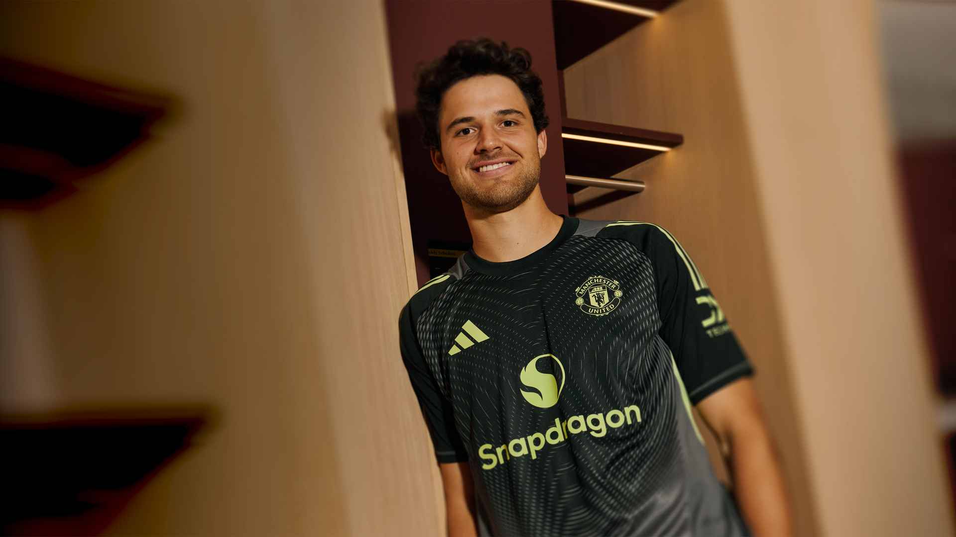 Official Manchester United signing photo of goalkeeper Senne Lammens in club kit