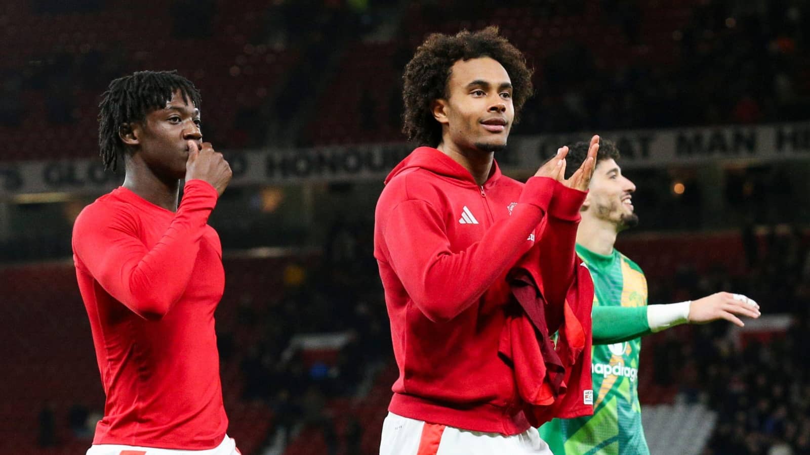Joshua Zirkzee wearing Manchester United jersey, linked to transfer news